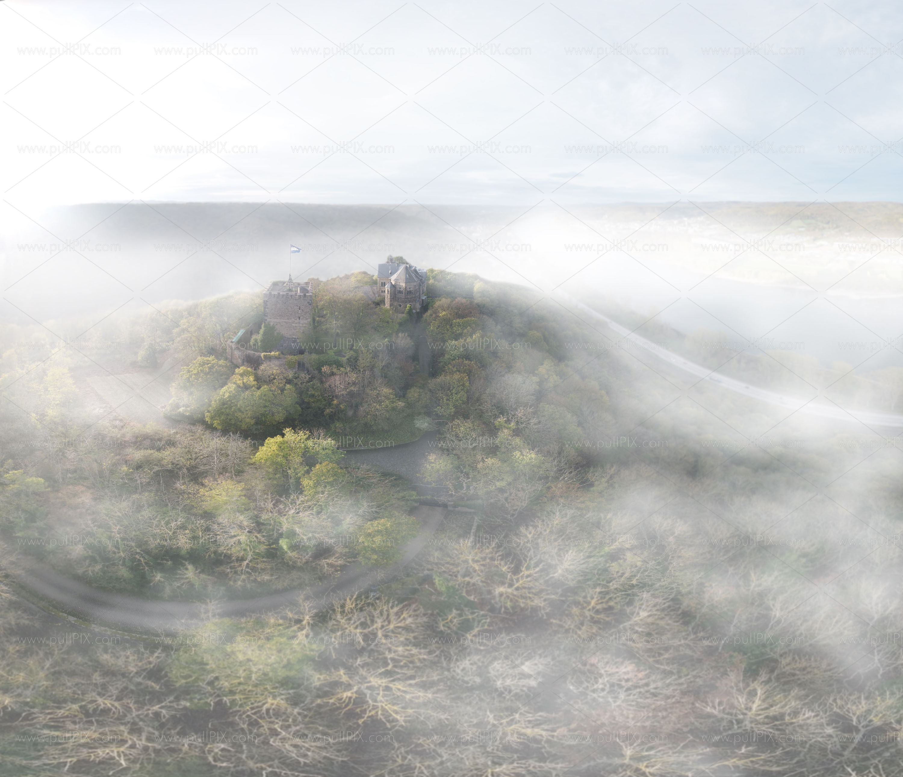 Preview burg rheineck im nebel.jpg